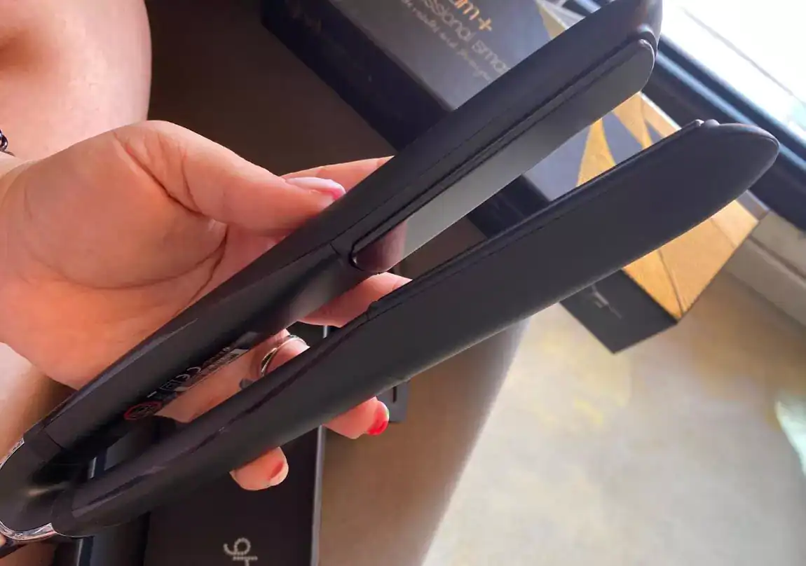 1-ghd-platinum-plus-1 Plancha de pelo negra en uso