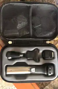 Maquinilla eléctrica y accesorios en estuche compacto.