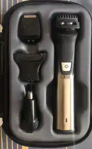 Maquinilla eléctrica y accesorios en estuche organizado.