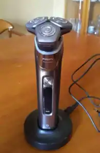 Afeitadora eléctrica Philips en base de carga.