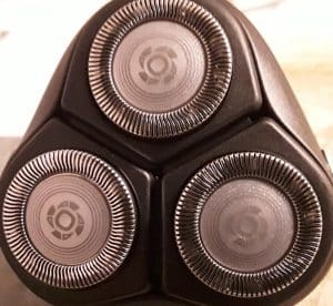 Afeitadora moderna con tres cabezales circulares para piel.