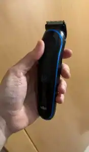 Afeitadora eléctrica negra BRAUN para un afeitado preciso.