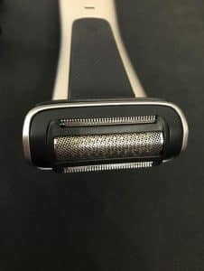Máquina de afeitar ergonómica con cuchillas precisas.