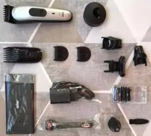 Kit de aseo personal con cortadora, peines y accesorios, ideal para el cuidado del cabello.