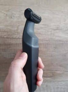 Máquina de afeitar negra, diseño ergonómico, uso cómodo.