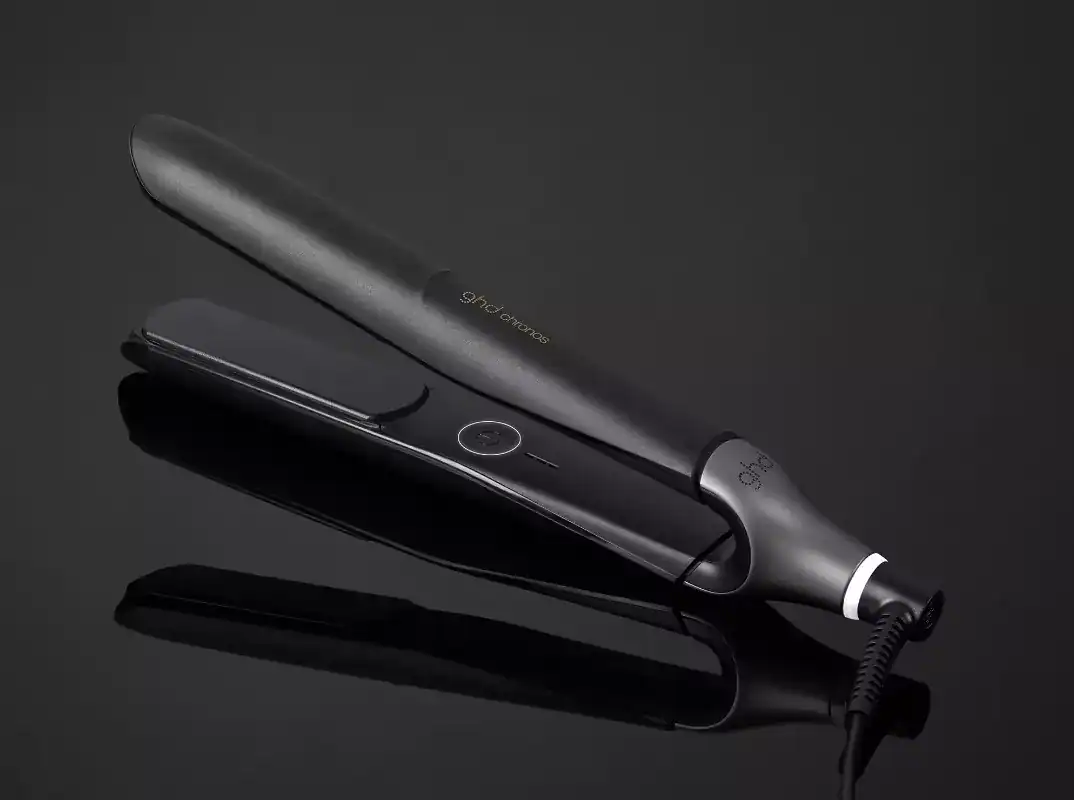 ghd-chronos-styler-2-65f45da39e8e5 Plancha de pelo negra sobre superficie negra