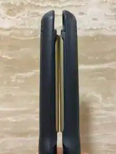 Plancha de pelo GHD Mini Styler negra cerrada sobre superficie de madera