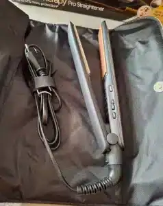 Plancha para el cabello negra en estuche negro