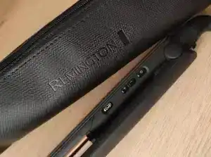 Alisadora de cabello Remington sobre base de madera