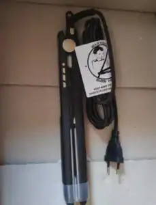 Plancha de pelo Kipozi negra con cable enchufado