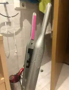 Plancha de pelo xgyuon junto a productos de baño