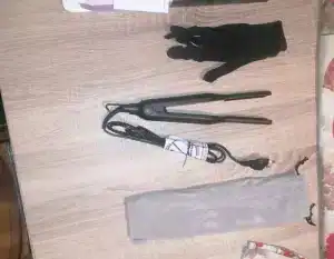 plancha de pelo xnuoyo con cargador y cable sobre mesa de madera